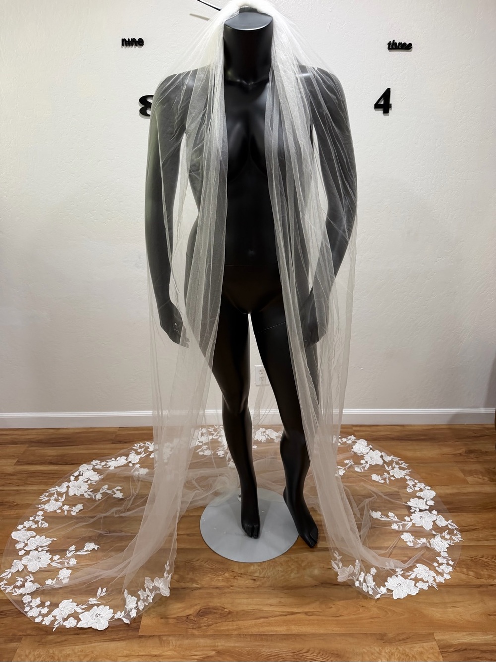 Giselle Bridals Ivory Cathedral Veil Floral Lace NWT